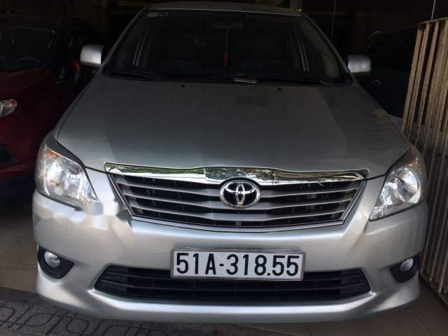 Bán Toyota Innova 2.0 E năm sản xuất 2012, màu bạc, số sàn