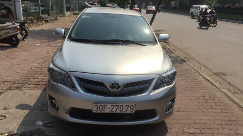 Cần bán xe Toyota Corolla altis AT 2013, màu bạc còn mới