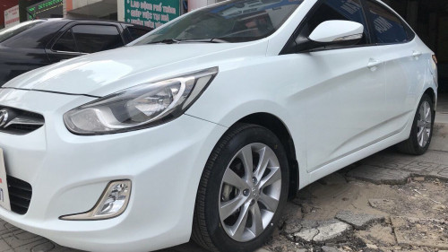 Bán xe Hyundai Accent 1.4 AT năm sản xuất 2011, màu trắng, giá 395tr