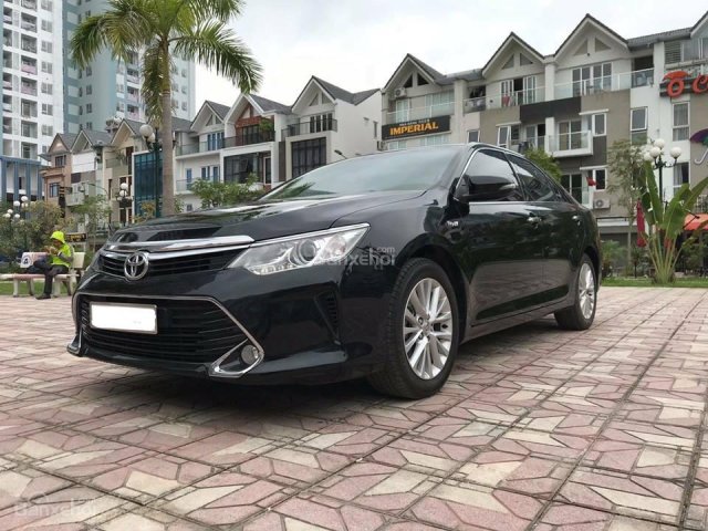 Cần bán Camry 2.0 AT T8/2017, màu đen víp, gia đình sử dụng