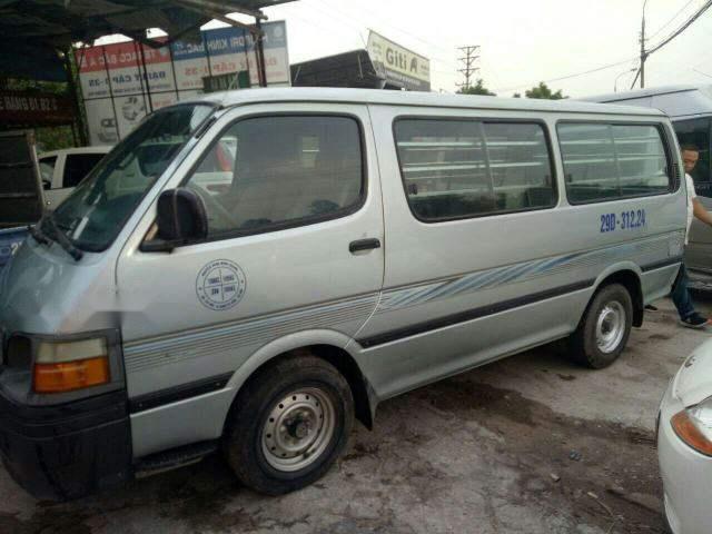 Cần bán Toyota Hiace năm 2004 chính chủ, 150 triệu