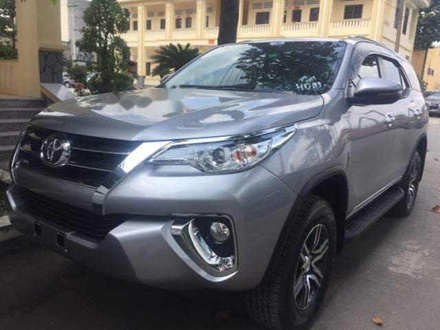 Cần bán Toyota Fortuner 2.7V AT đời 2018, màu bạc, xe nhập