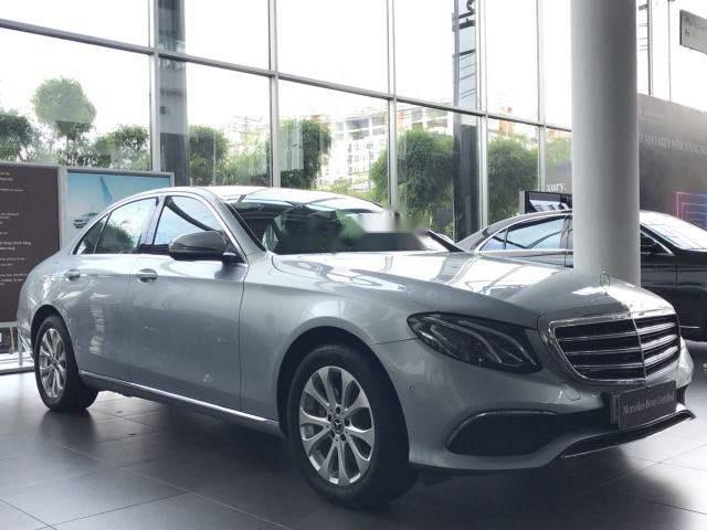 Bán xe Mercedes E200 năm 2018, màu bạc