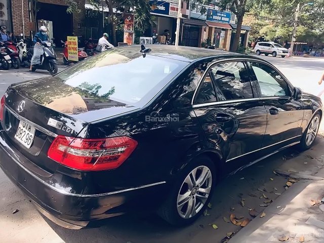 Bán chiếc xe Mercedes Benz E250 màu đen, ĐKLĐ 04/2011, sản xuất 2010