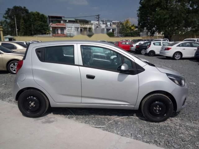 Cần bán Chevrolet Spark năm sản xuất 2018, màu bạc, xe nhập