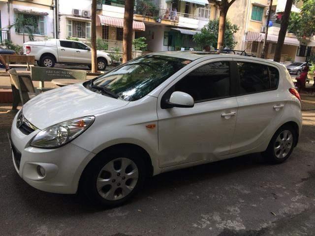 Bán Hyundai i20 2011, màu trắng, xe nhà chạy rất kỹ