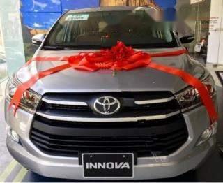 Cần bán xe Toyota Innova 2.0E sản xuất năm 2018, màu bạc