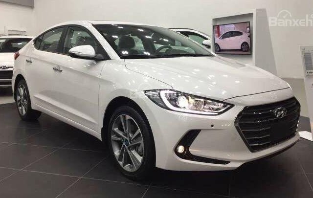 Bán Elantra 2.0 trắng sứ lấy xe ngay tại Sài Gòn