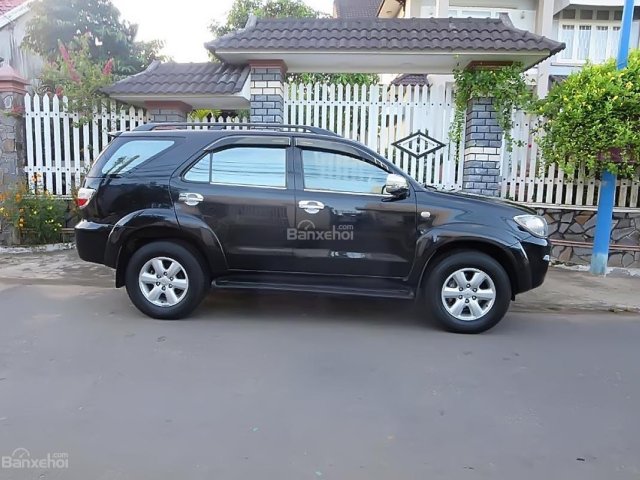 Cần bán lại xe Toyota Fortuner 4x4 AT năm 2009, màu đen