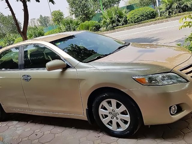 Bán xe Toyota Camry LE năm sản xuất 2010, màu vàng cát, nhập khẩu