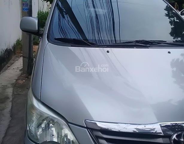 Cần bán lại xe Toyota Innova 2.0E đời 2012, màu bạc, giá 495tr