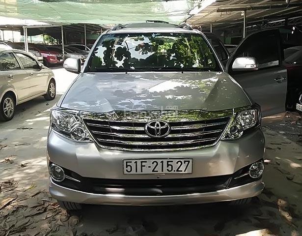 Bán Toyota Fortuner V đời 2015, màu bạc số tự động