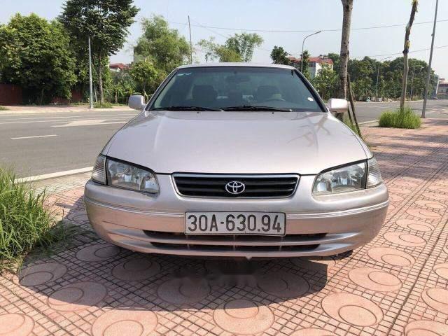 Bán xe Toyota Camry 3.0 MT năm sản xuất 2000, xe nhập còn mới, 220 triệu