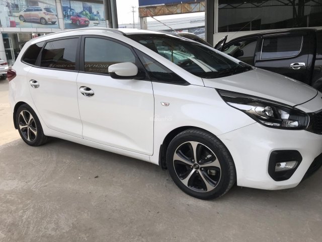 Bán Kia Rondo 2.0MT màu trắng, số sàn, sản xuất 2017, biển tỉnh đi 52000km