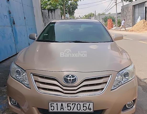 Bán Toyota Camry 2.5LE năm 2010, màu vàng, nhập khẩu 