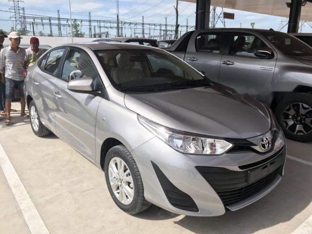 Cần bán xe Toyota Vios năm 2018, màu bạc