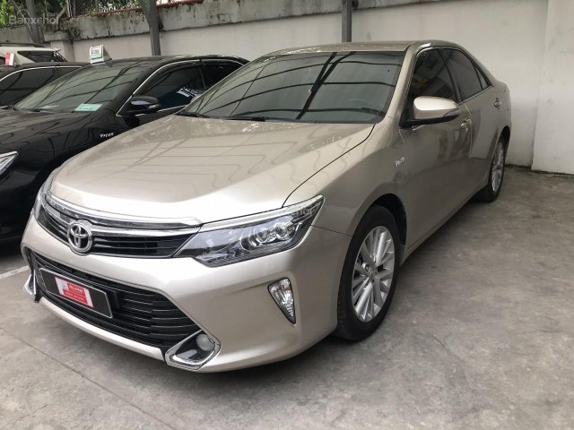 Cần bán xe Toyota Camry đời 2018, màu nâu vàng đi lướt 9.000km