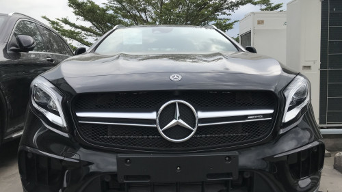 Cần bán Mercedes 2.0 Turbo AT đời 2018, màu đen