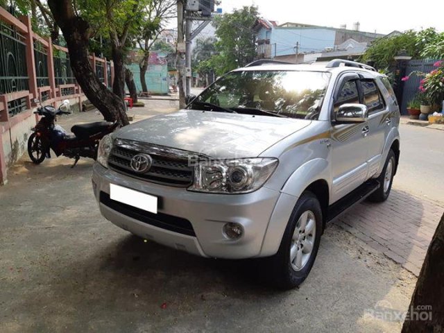 Cần bán nhanh xe Toyota Fortuner 2009 tự động máy xăng, màu bạc zin