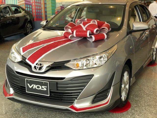 Bán Toyota Vios 2018, màu vàng, giá tốt0