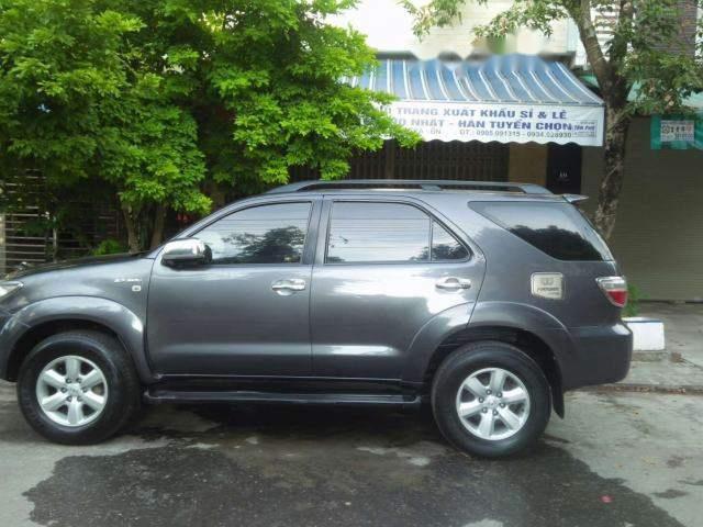 Cần bán Toyota Fortuner AT đời 2011, màu xám, 2 cầu