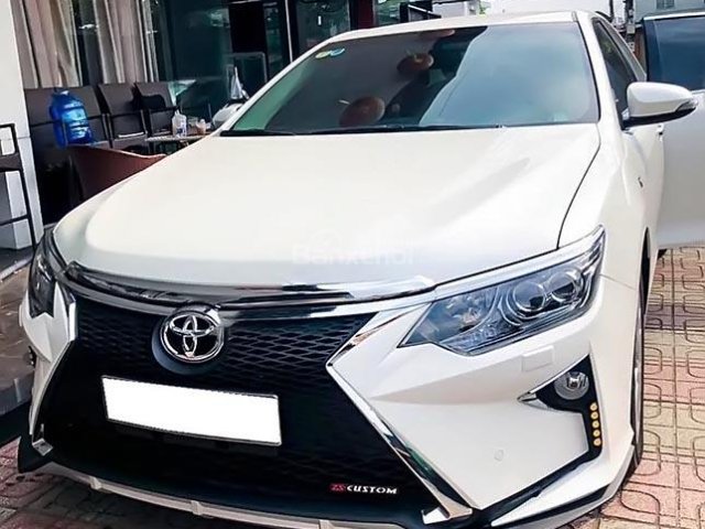 Bán xe Camry 2.0E tự động mua tháng 4/2018, màu trắng cao cấp, đi 6000Km