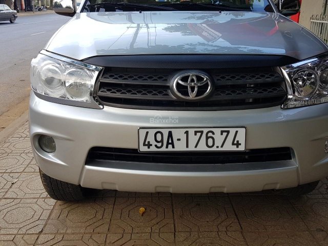 Cần bán gấp Toyota Fortuner 2.5G đời 2009, màu bạc số sàn