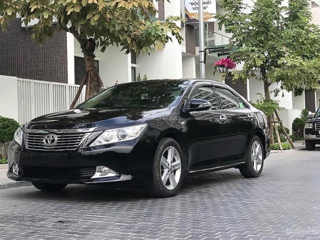 Cần bán xe Toyota Camry đời 2015, màu đen, giá tốt