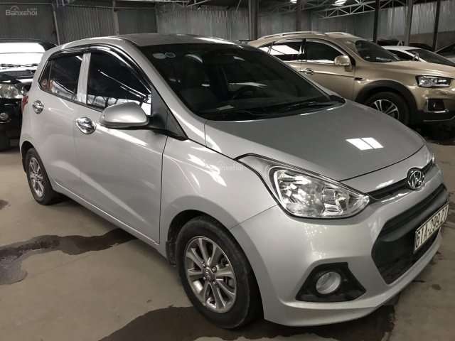 Bán Hyundai i10 1.0MT màu bạc số sàn, nhập Ấn Độ 2015, bản 5 cửa, gia đình, xe chạy 38000km