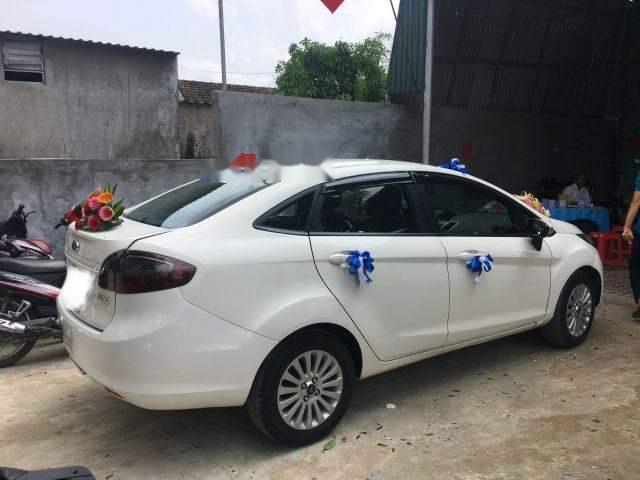 Cần bán xe Ford Fiesta đời 2013, màu trắng số tự động