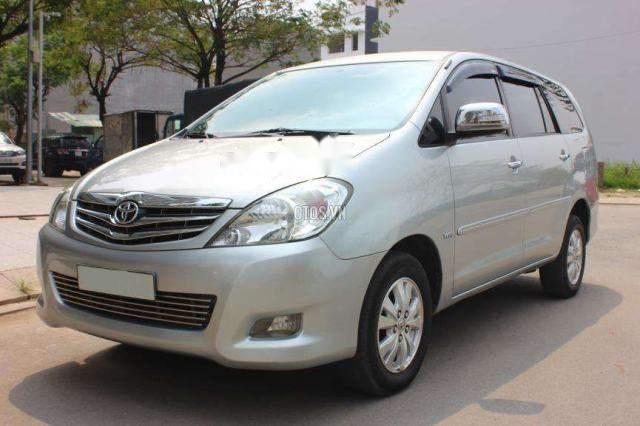 Cần bán Toyota Innova AT đời 2008, màu bạc, xe còn mới cứng