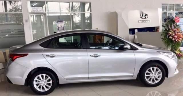 Bán xe Hyundai Accent AT sản xuất năm 2018, màu bạc, giá chỉ 555 triệu