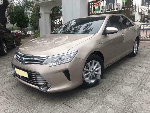 Cần bán xe Toyota Camry 2.0 AT năm sản xuất 2016, màu vàng cát, giá chỉ 877 triệu