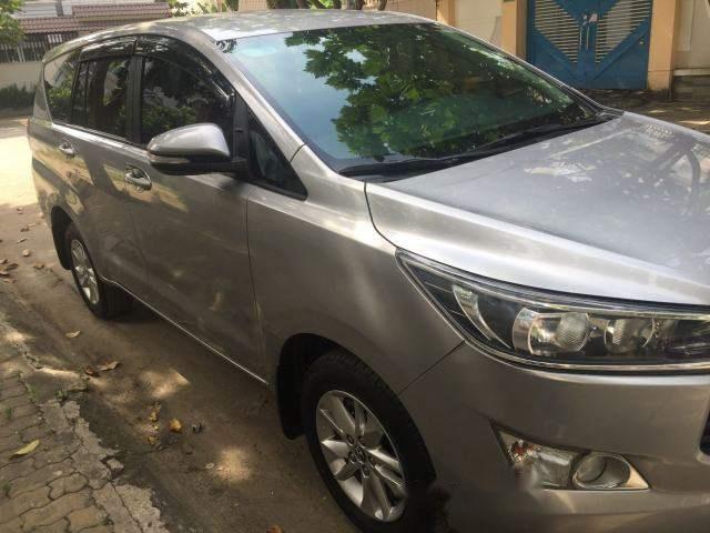 Cần bán lại xe Toyota Innova 2017, màu bạc, nhập khẩu  