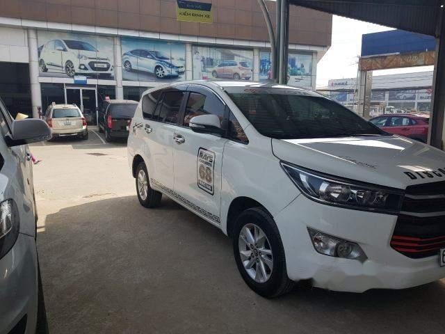 Cần bán Toyota Innova E 2.0MT, màu trắng, sản xuất 2016 (form mới)