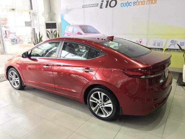 Cần bán xe Hyundai Elantra sản xuất năm 2018, màu đỏ