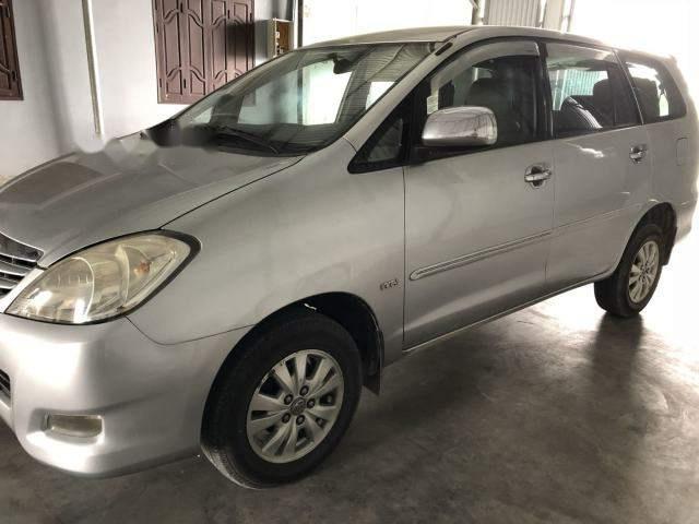 Cần bán Toyota Innova đời 2010, màu bạc, xe gia đình