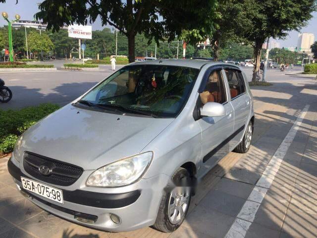 Cần bán xe Hyundai Getz 1.1 đời 2010, màu bạc chính chủ0