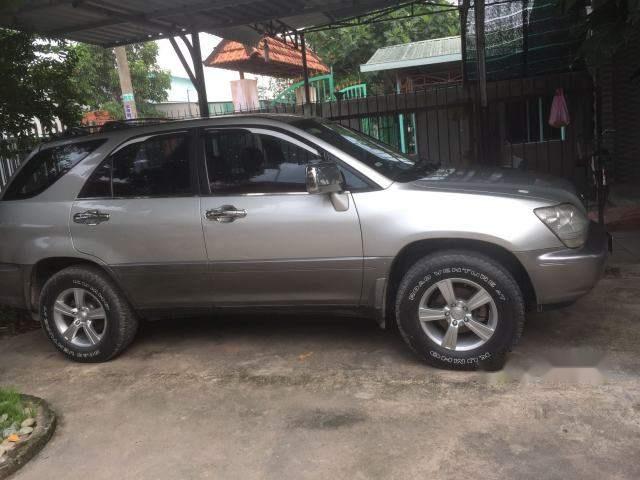 Cần bán xe Lexus RX 300 đời 2000, màu bạc, nhập khẩu chính chủ