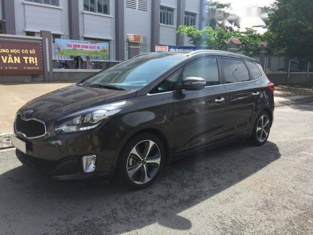 Bán xe Kia Rondo sản xuất 2017, màu xám, gia đình đi cẩn thận