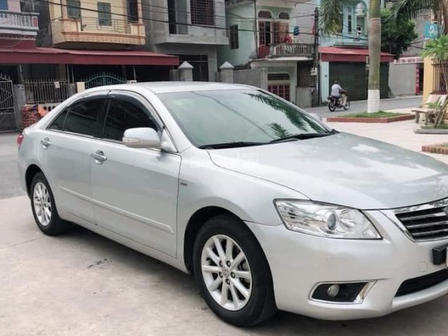 Cần bán xe Toyota Camry 2010 màu bạc, tự động 2.4G full option