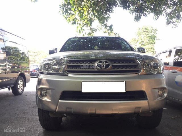 Gia đình cần bán Fortuner 2010, số tự động, máy xăng màu bạc