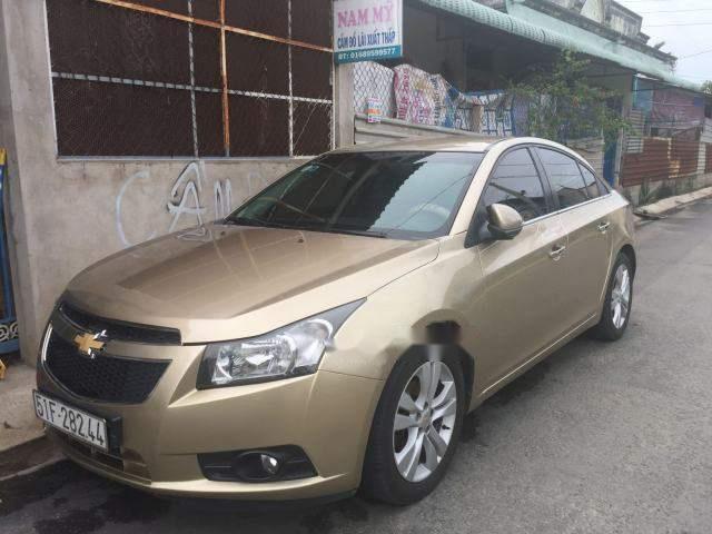 Cần bán xe Chevrolet Cruze sản xuất 2015, màu vàng, xe nhập