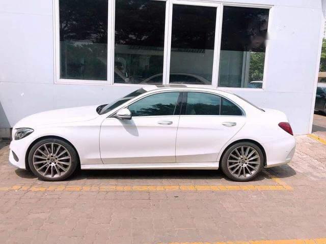 Cần bán gấp Mercedes C300 AMG sản xuất năm 2017, màu trắng chính chủ