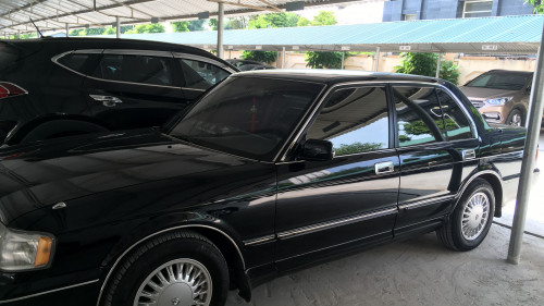 Bán xe Toyota Crown 3.0 AT năm 1995, màu đen, 250tr