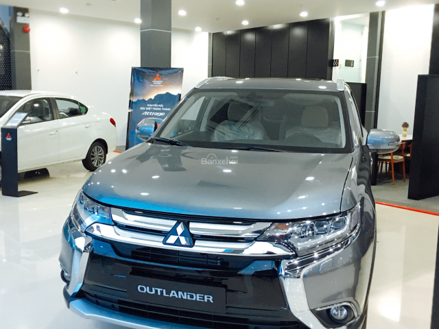 Bán Mitsubishi Outlander năm 2018 màu xám (ghi), giá 909 triệu