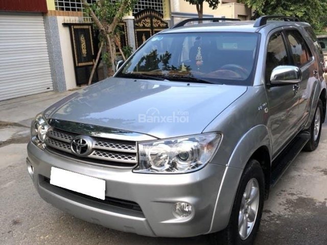 Cần bán Fortuner 2010, số tự động, máy xăng, màu bạc