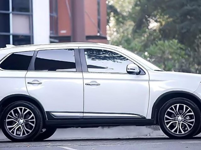 Cần bán Mitsubishi Outlander 2.0 CVT Premium đời 2018, màu trắng, giá tốt