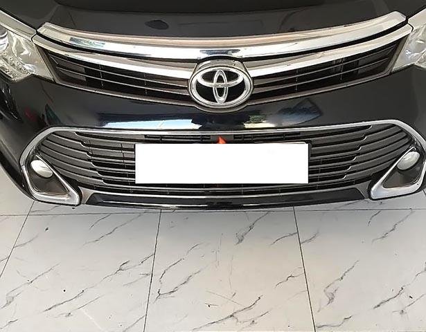 Bán Toyota Camry 2.0E năm 2015, màu đen như mới