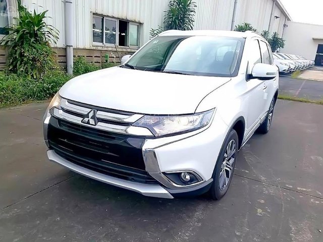 Cần bán Mitsubishi Outlander 2.0 CVT sản xuất 2018, màu trắng0